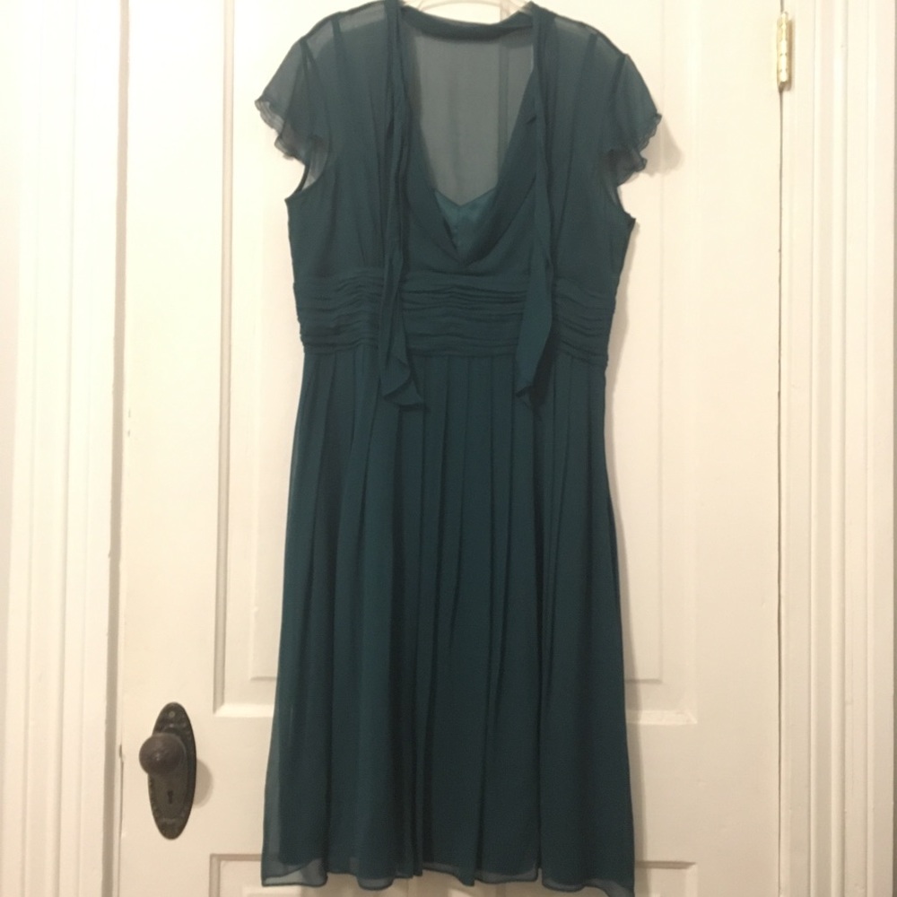 Tahari Dress-flowy and feminine